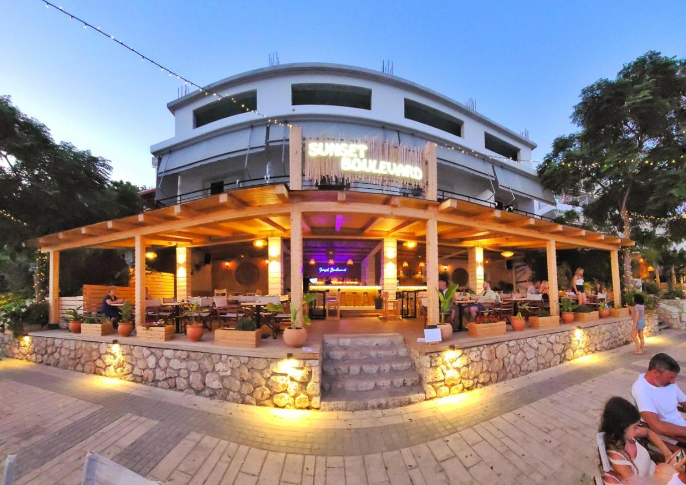 Sunset Boulevard Hotel Qeparo Eksteriør billede